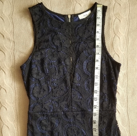 Lace bodycon dress - Picture 9 of 11